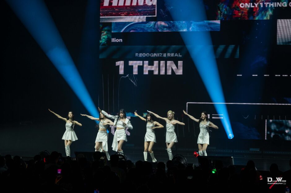 STAYC - Paramount Theater 2025-10-2 - Photo By Diane Webb