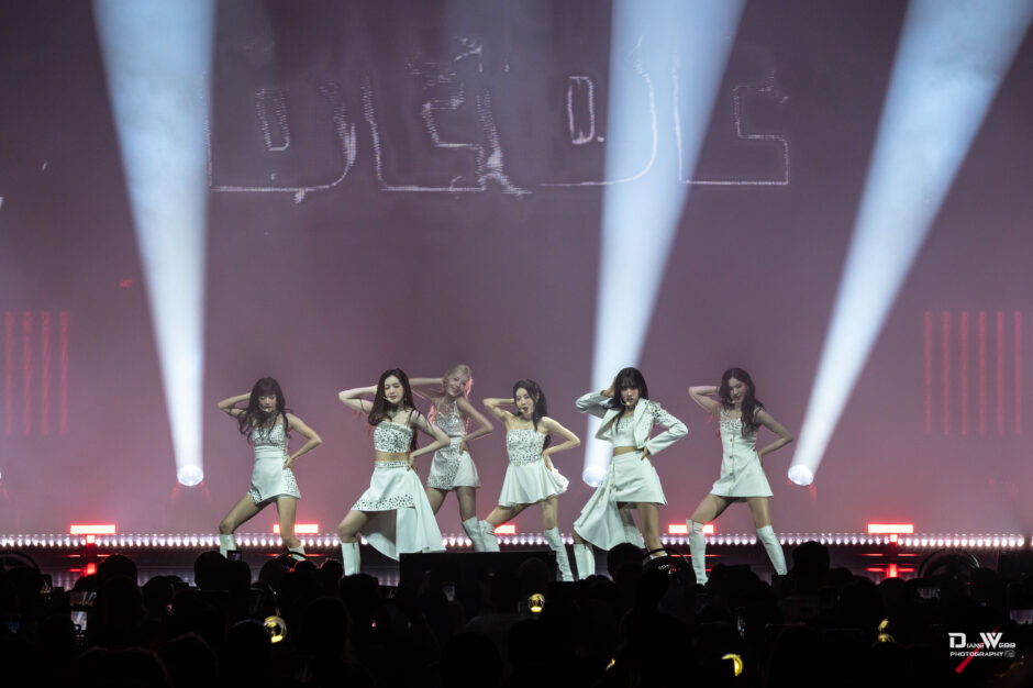 STAYC - Paramount Theater 2025-10-2 - Photo By Diane Webb