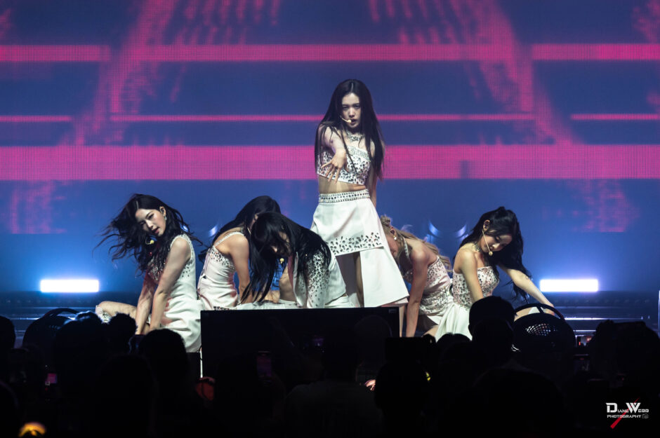 STAYC - Paramount Theater 2025-10-2 - Photo By Diane Webb