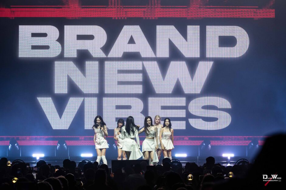 STAYC - Paramount Theater 2025-10-2 - Photo By Diane Webb