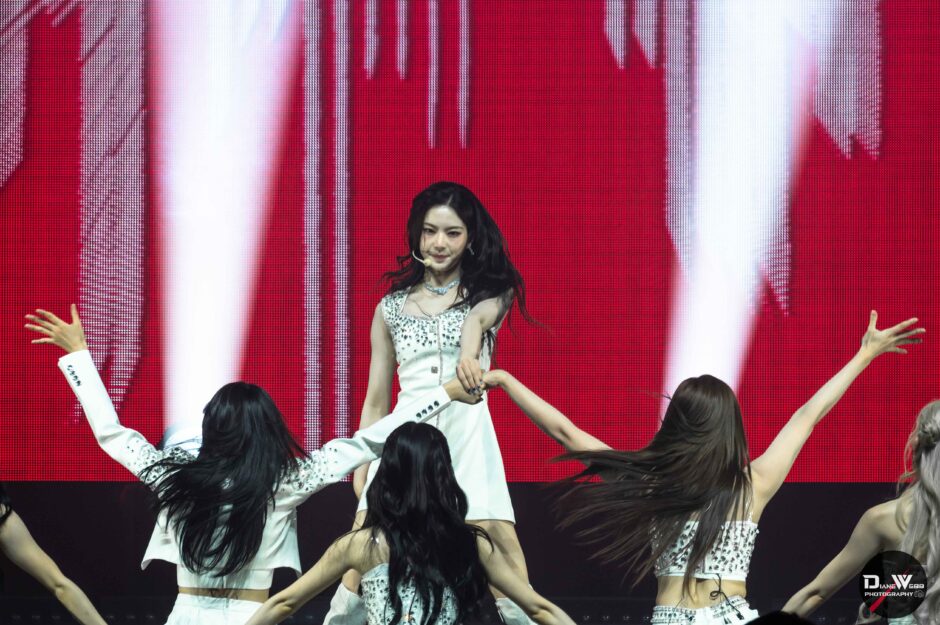 STAYC - Paramount Theater 2025-10-2 - Photo By Diane Webb