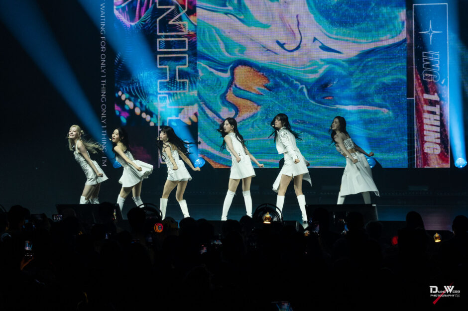 STAYC - Paramount Theater 2025-10-2 - Photo By Diane Webb