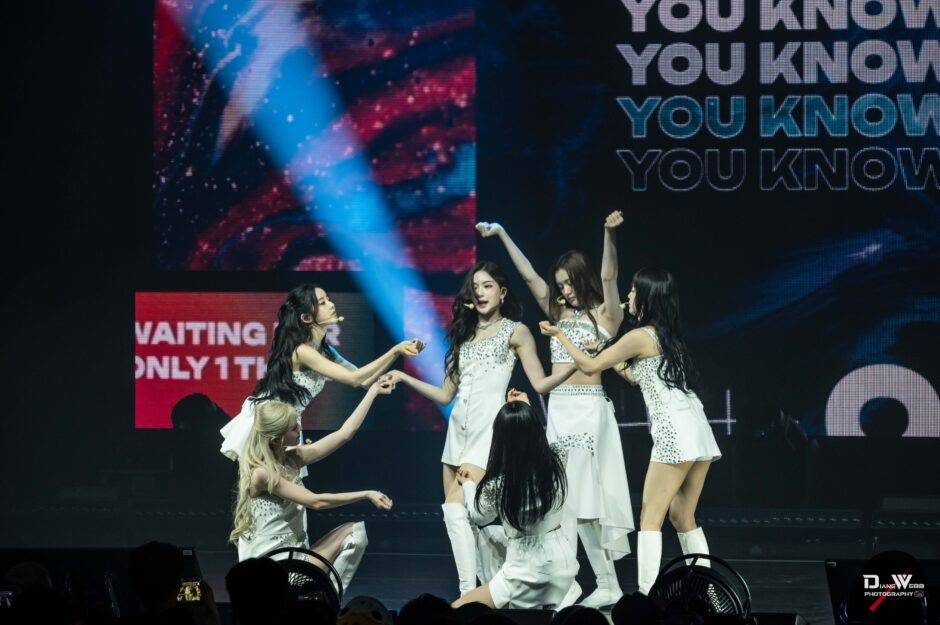 STAYC - Paramount Theater 2025-10-2 - Photo By Diane Webb