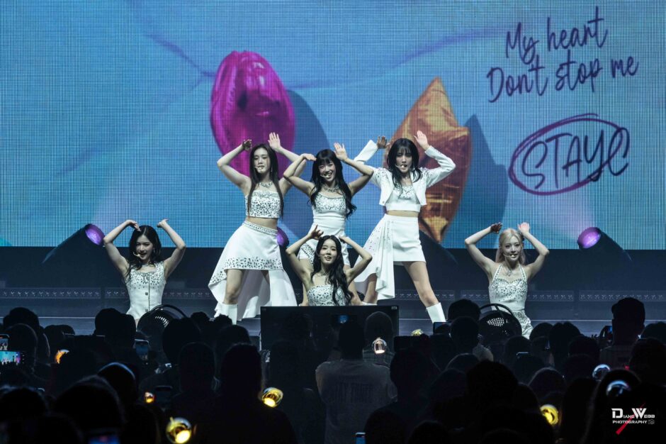 STAYC - Paramount Theater 2025-10-2 - Photo By Diane Webb